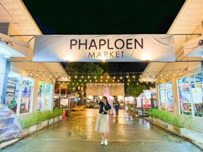 Chiang Mai: Ladyboy Cabaret Show with Dinner and Drinks - The Pickup and Night Market Start: Food First, Then Photos