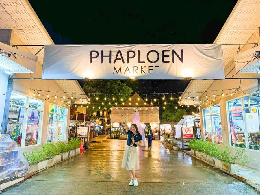Chiang Mai: Ladyboy Cabaret Show with Dinner and Drinks - The Pickup and Night Market Start: Food First, Then Photos