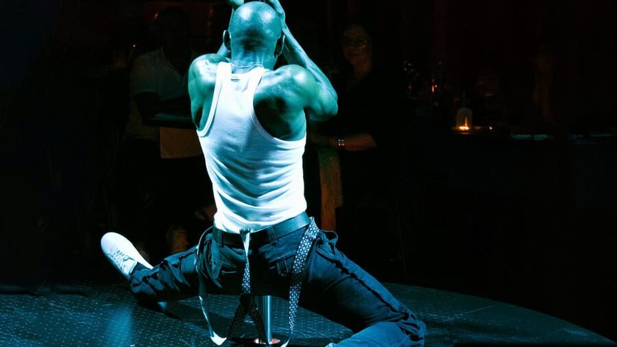 Coimbra: Erotic Cabaret Show and Dinner - What the Night Starts With: Welcome Wine and the Dinner Rhythm