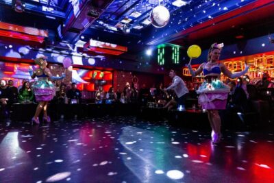 London: Burlesque Cabaret Show in the West End - Timing that fits your dinner and theatre plans