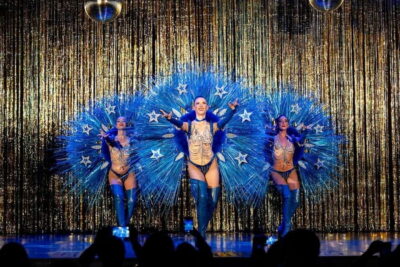 Marseille : Cabaret-Théâtre L'étoile bleue - Your 150-minute night: how the show and meal fit together