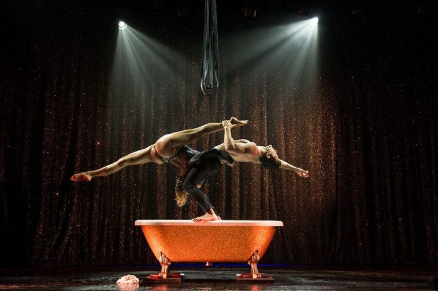 Paris: 3-Course Dinner & Show at Paradis Latin Cabaret - L’Oiseau Paradis: live singing, dance, and a French Cancan with tech
