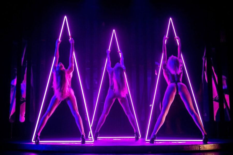 Paris: 3-Course Dinner & Show at Paradis Latin Cabaret - The timing that drives the experience: 7:30 arrival, 8:00 dinner, 9:30 show