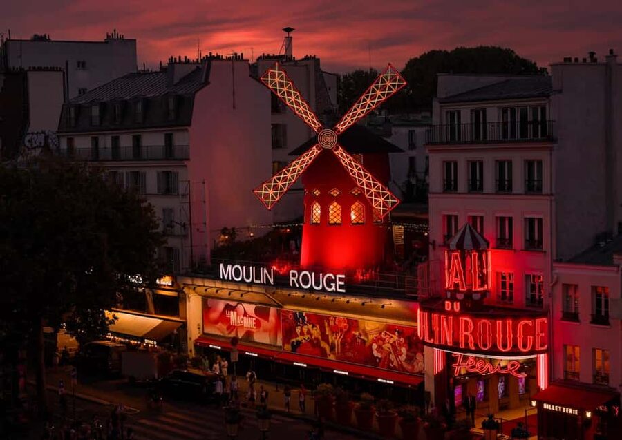 Paris: Dinner Show at the Moulin Rouge - Moulin Rouge Féerie: a 100-artist show powered by 1,000 costumes