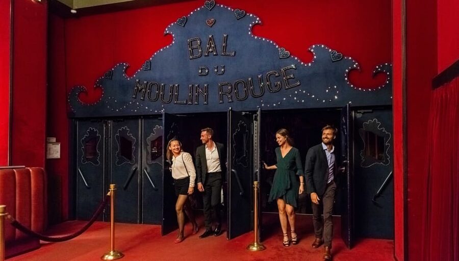 Paris: Eiffel Tower Dinner Cruise with a Moulin Rouge Show - Smart casual rules, cloakroom fees, and items you should leave behind