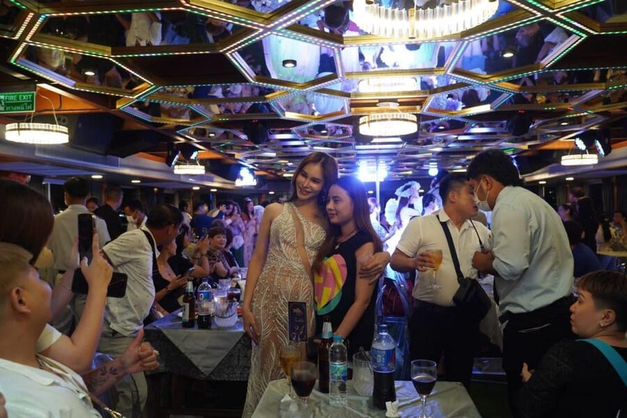 Pattaya: All Star Dinner Cruise, Cabaret Show & Beer Buffet - Boarding the Boat: Teak Wood Meets Shanghai-Style